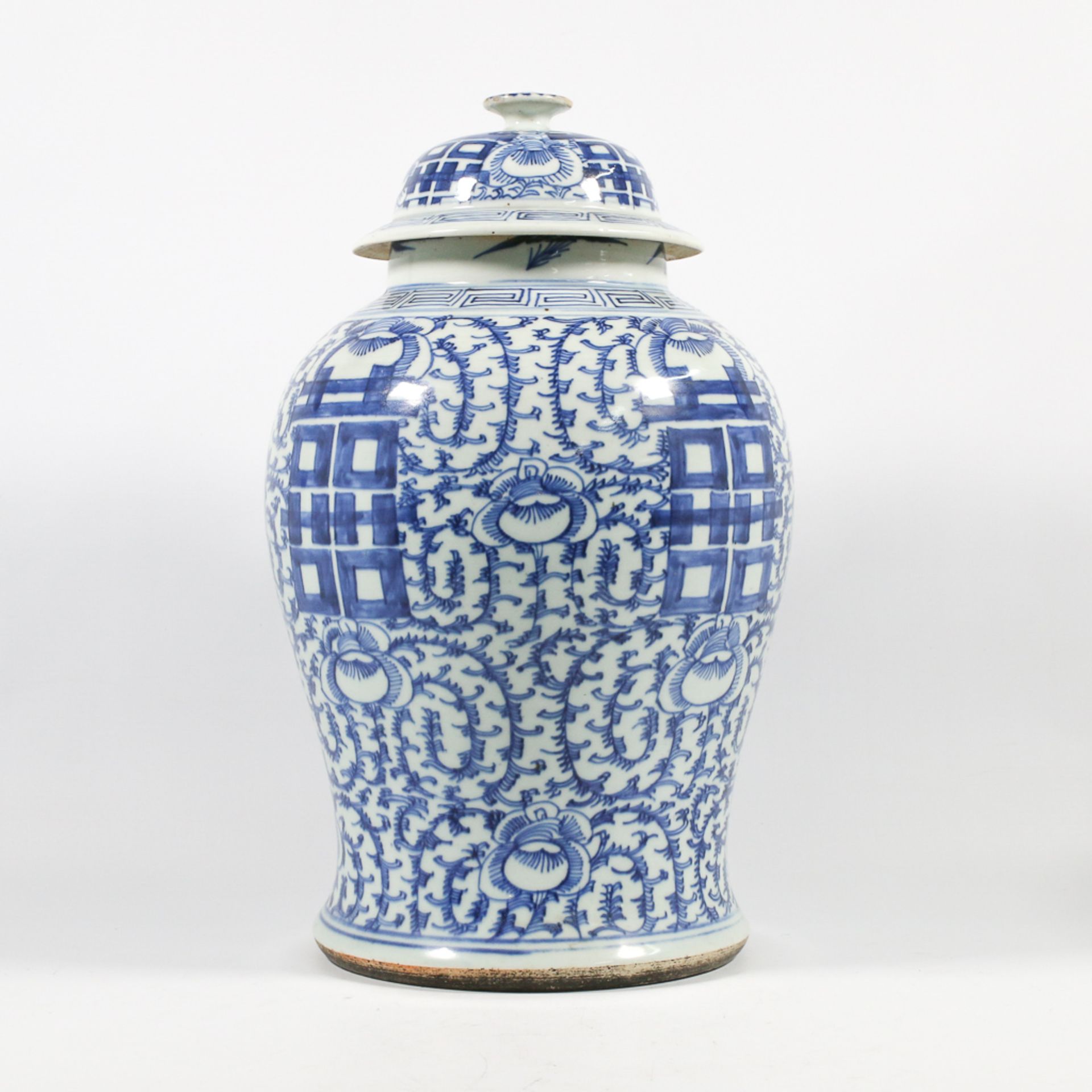 Chinese vase with cover, blue white - Image 6 of 14