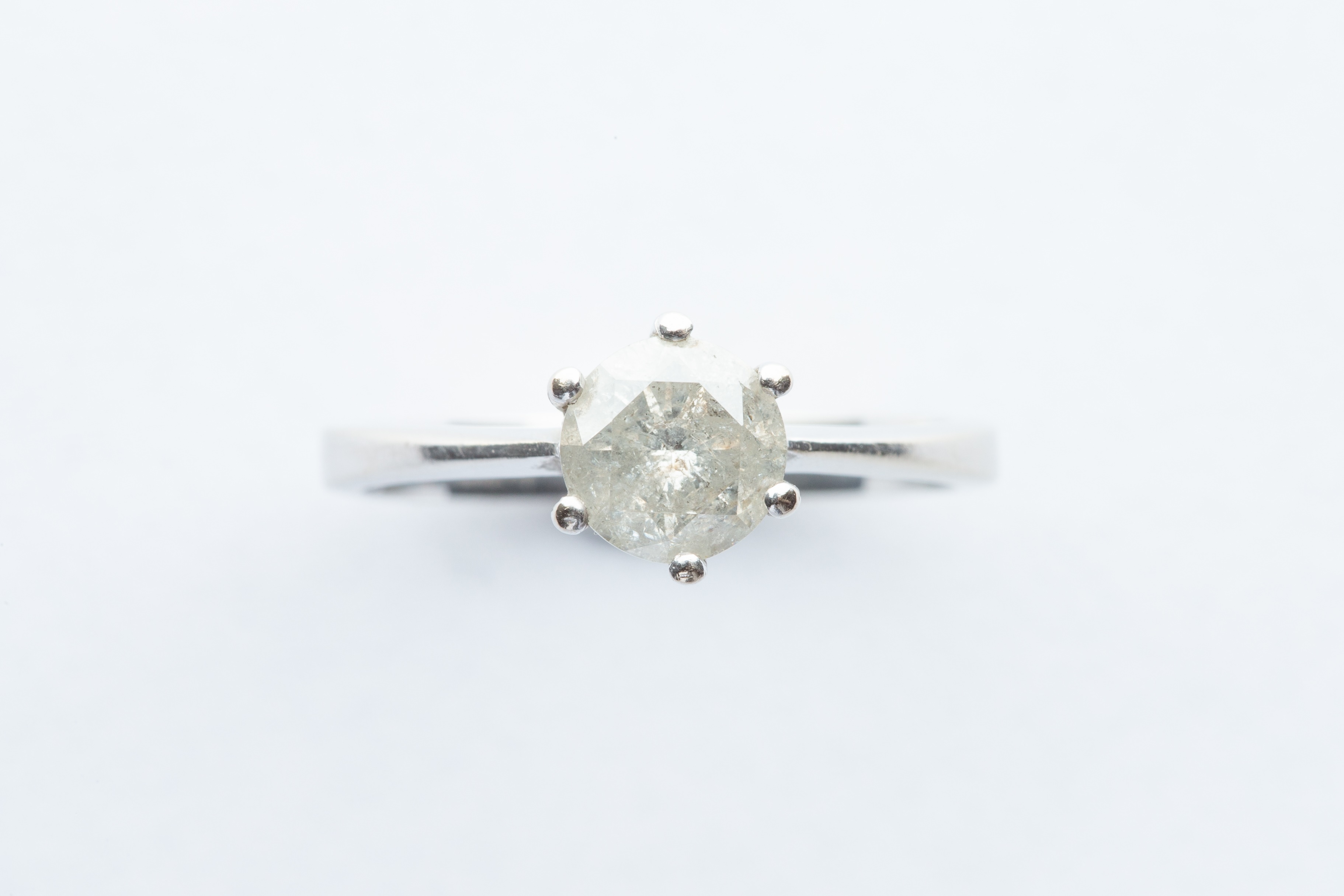 A 18ct White Gold Diamond Solitair Ring,