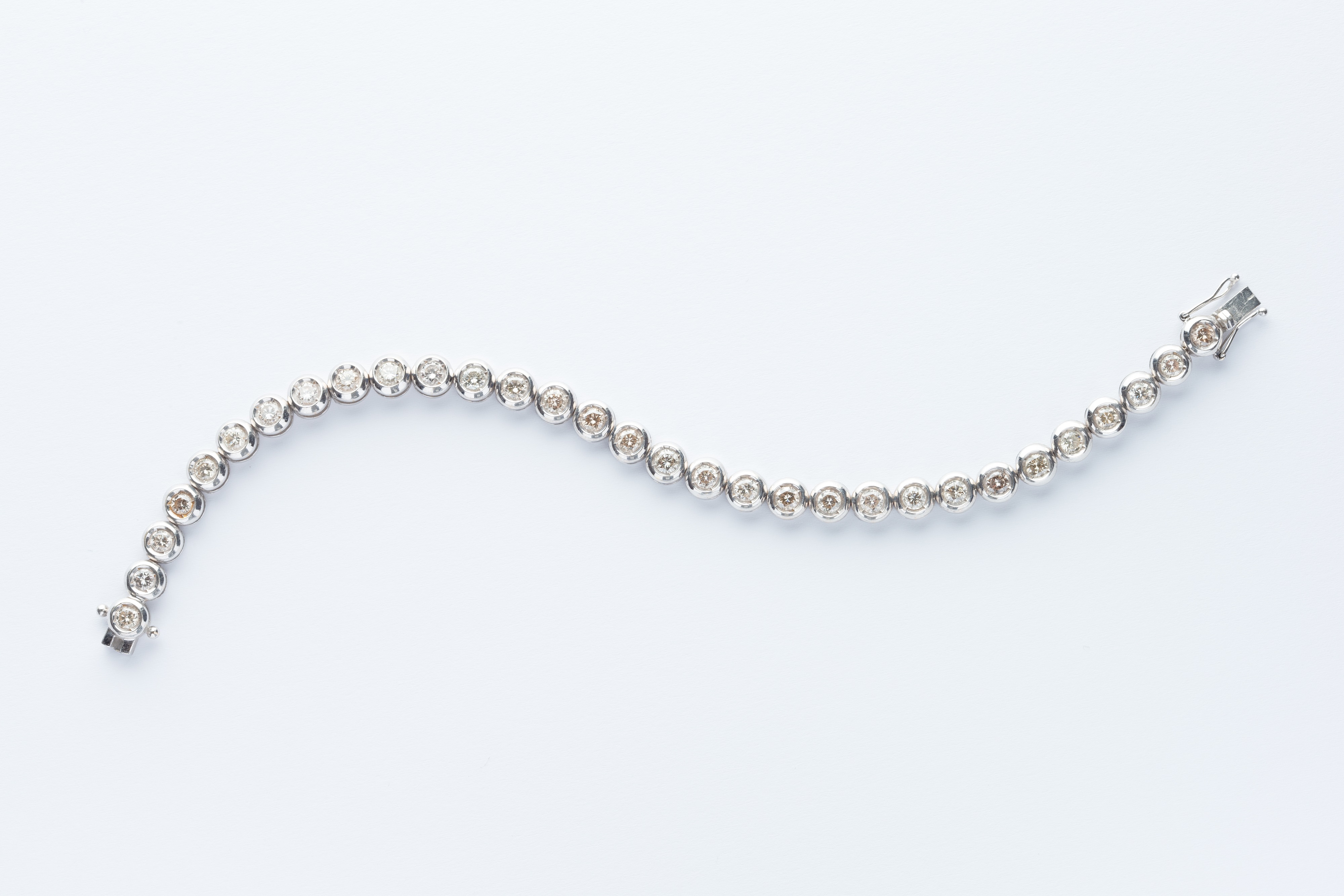 A Fine 18ct White Gold Diamond Bracelet,