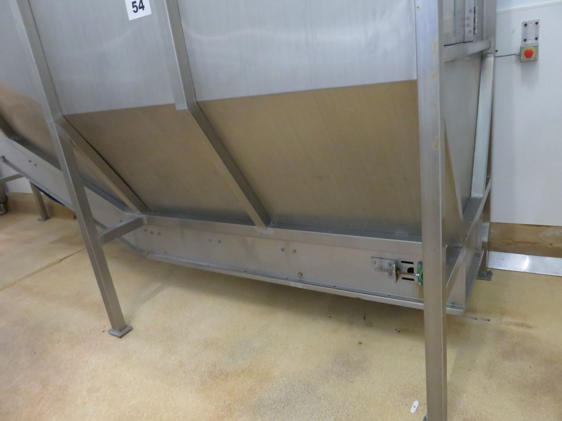 S/S INCLINE FLIGHTED BELT CONVEYOR WITH HOPPER. - Image 2 of 6