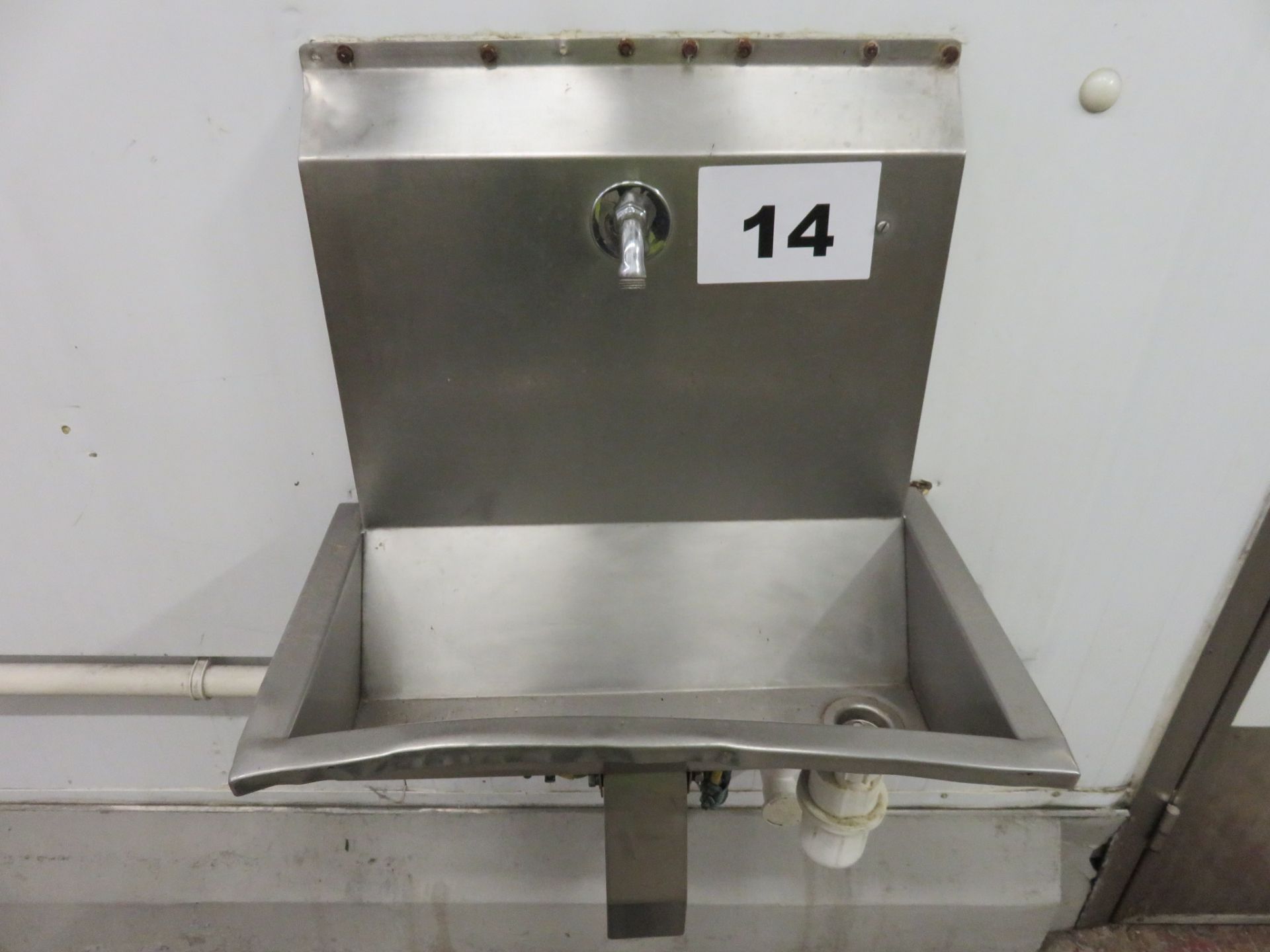 S/S SINGLE KNEE OPERATED SINK. - Image 2 of 2