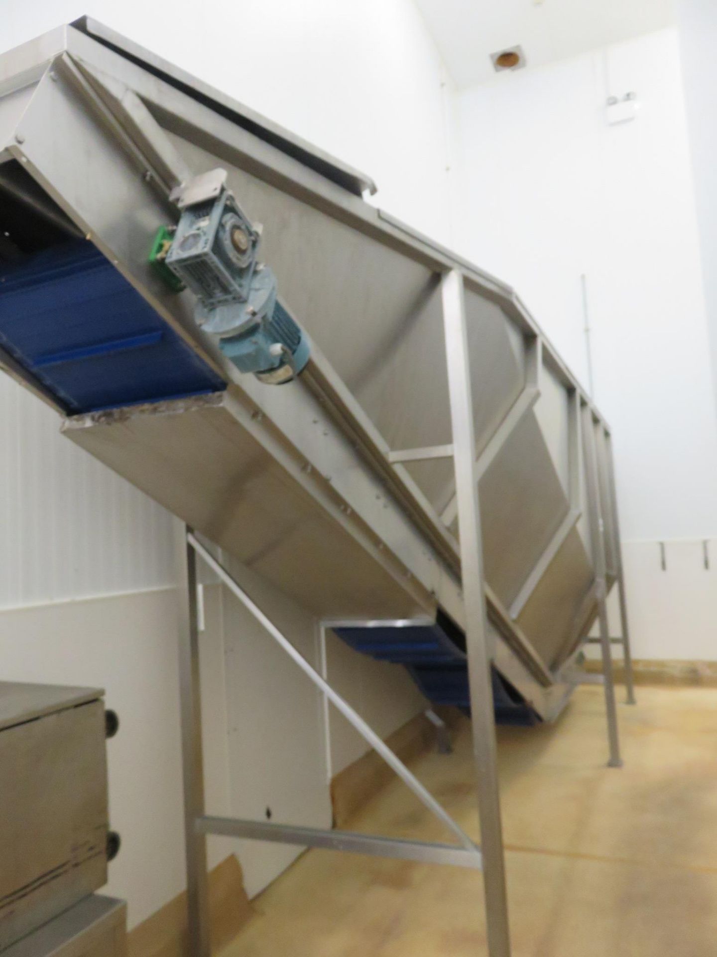S/S INCLINE FLIGHTED BELT CONVEYOR WITH HOPPER. - Image 3 of 6