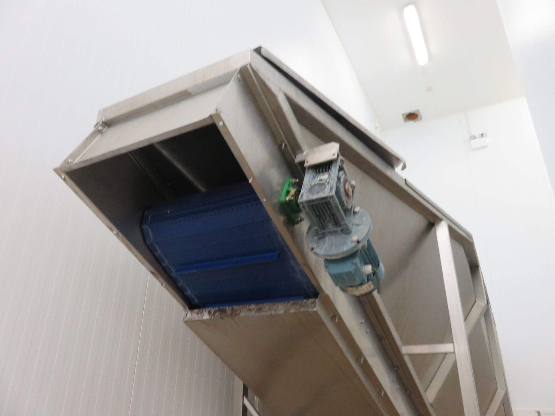 S/S INCLINE FLIGHTED BELT CONVEYOR WITH HOPPER. - Image 4 of 6