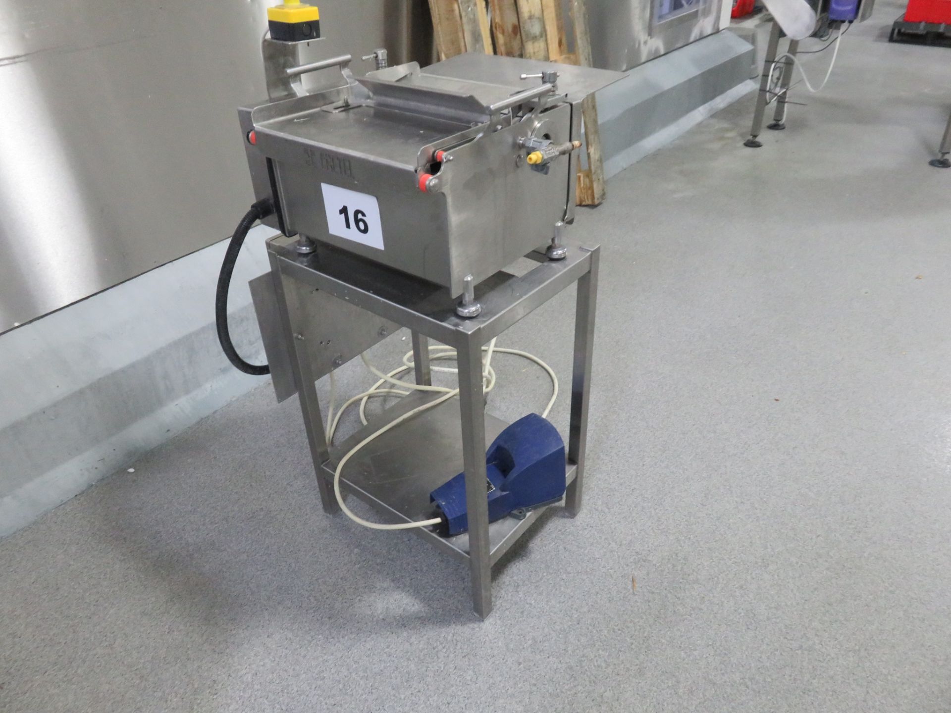 CRETEL S/S SKINNING MACHINE (TABLE TOP) WITH FOOT SWITCH. - Image 3 of 5