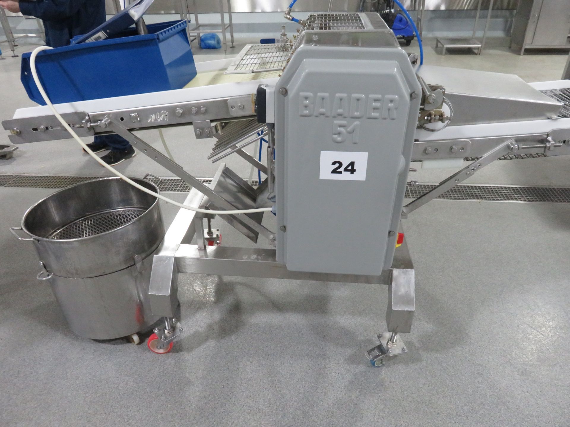 BAADER 51 SKINNING MACHINE WITH BIN. - Image 2 of 6