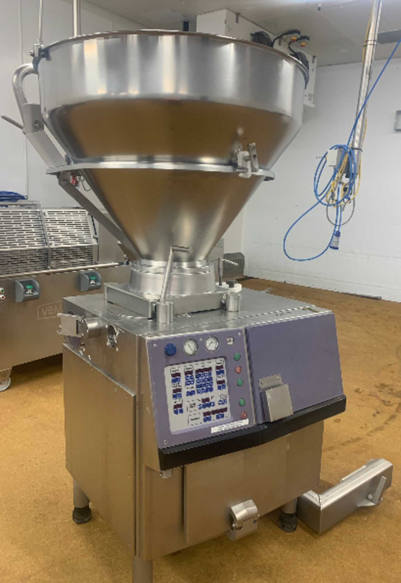 HANDTMANN VF300 VACUUM FILLER WITH LOADER. - Image 2 of 2