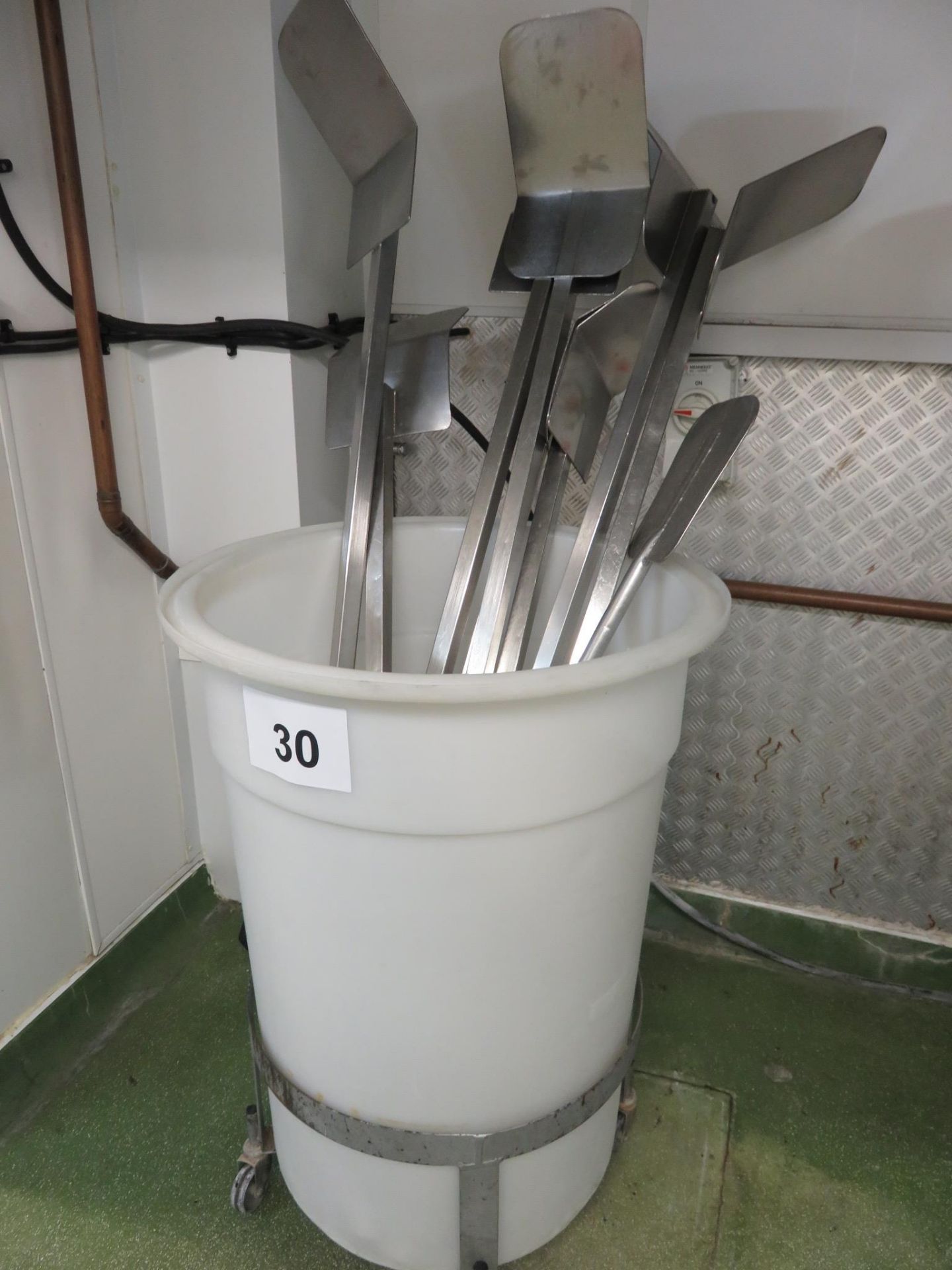 MOBILE BIN WITH PADDLES. - Image 3 of 3