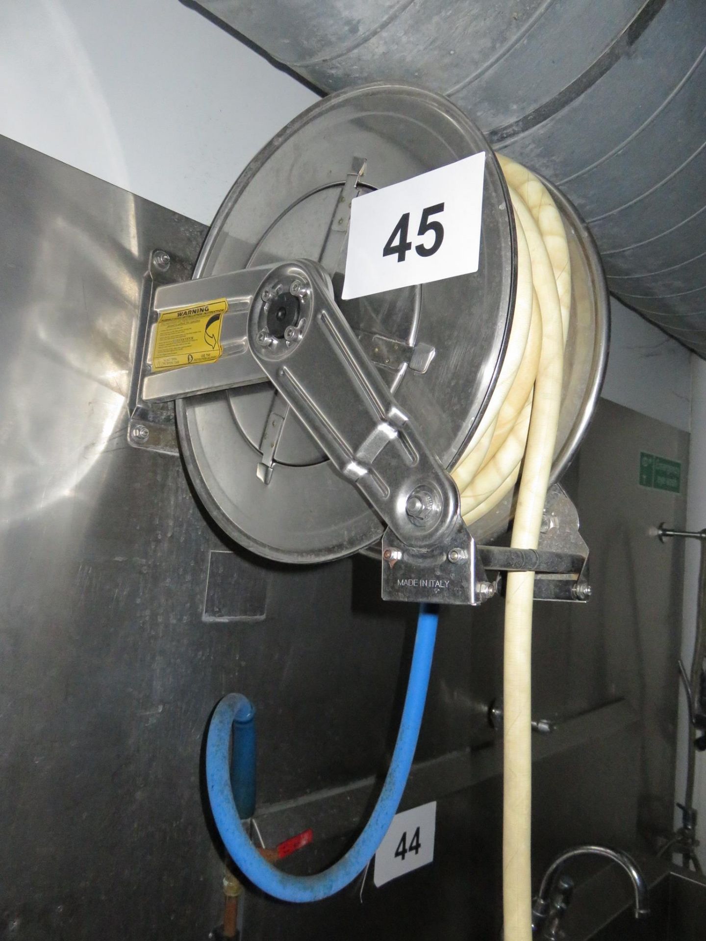 WALL MOUNTED S/S HOSE REEL.
