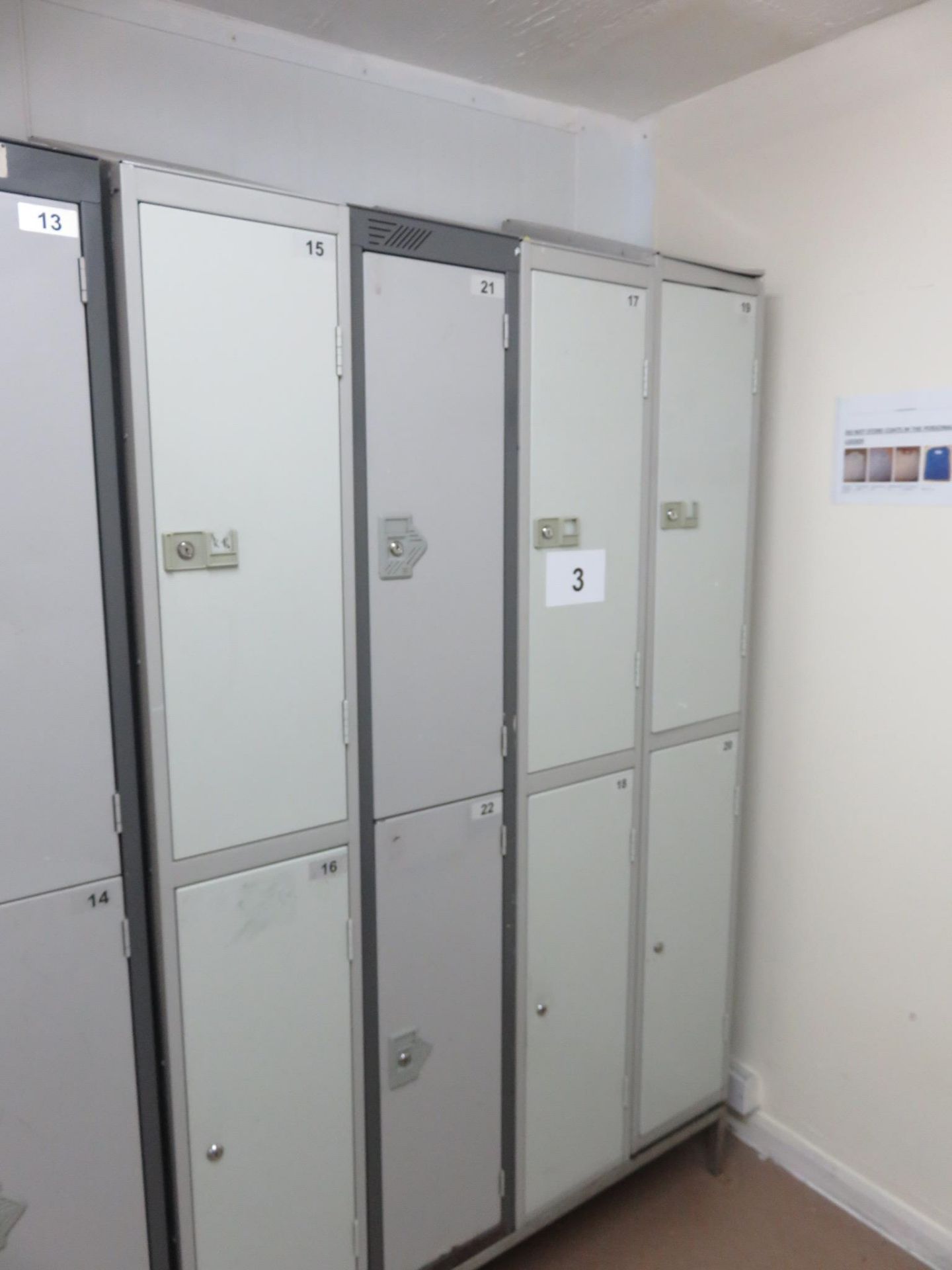 BANK OF 4 LOCKERS.