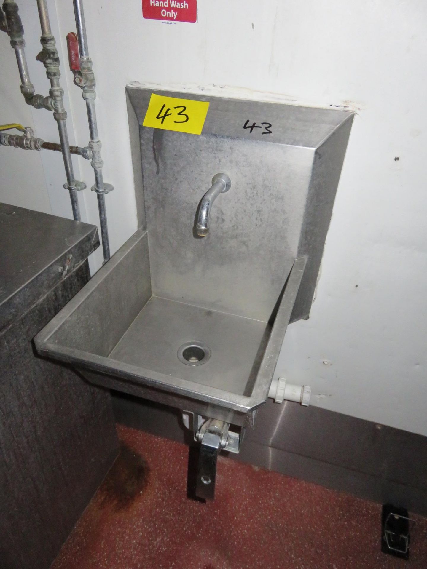 SINGLE STATION KNEE OPERATED SINK.