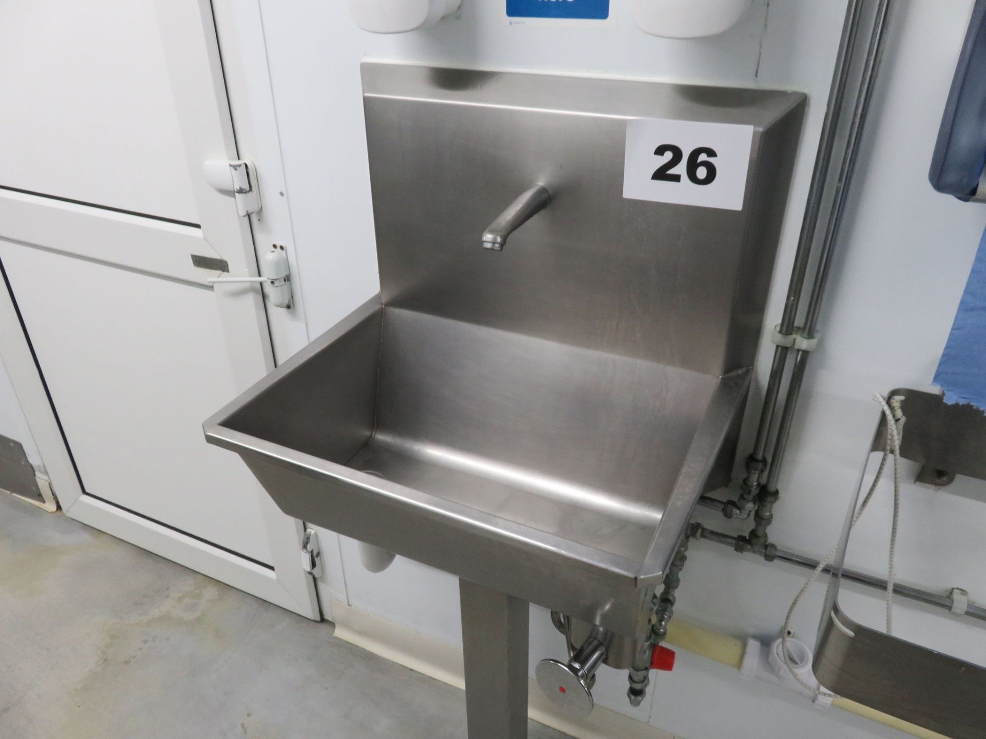 S/S SINGLE KNEE OPERATED SINK.