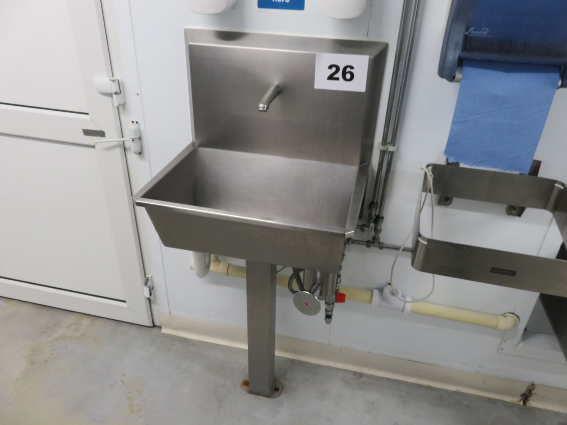 S/S SINGLE KNEE OPERATED SINK. - Image 2 of 2