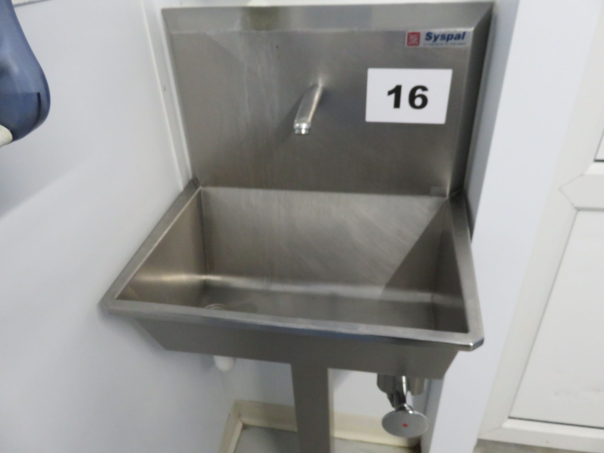 SYSPAL S/S SINGLE KNEE OPERATED SINK.