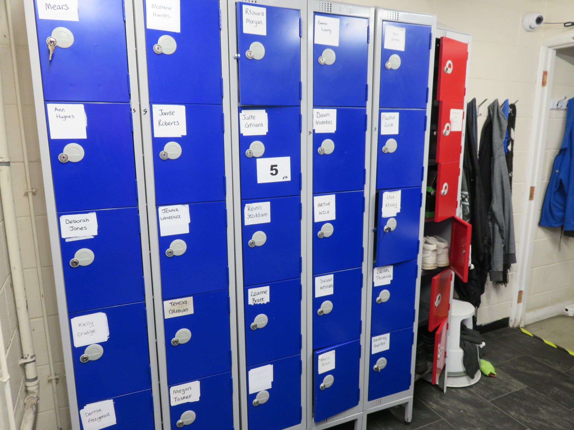 5 X BAYS OF LOCKERS. - Bild 2 aus 3