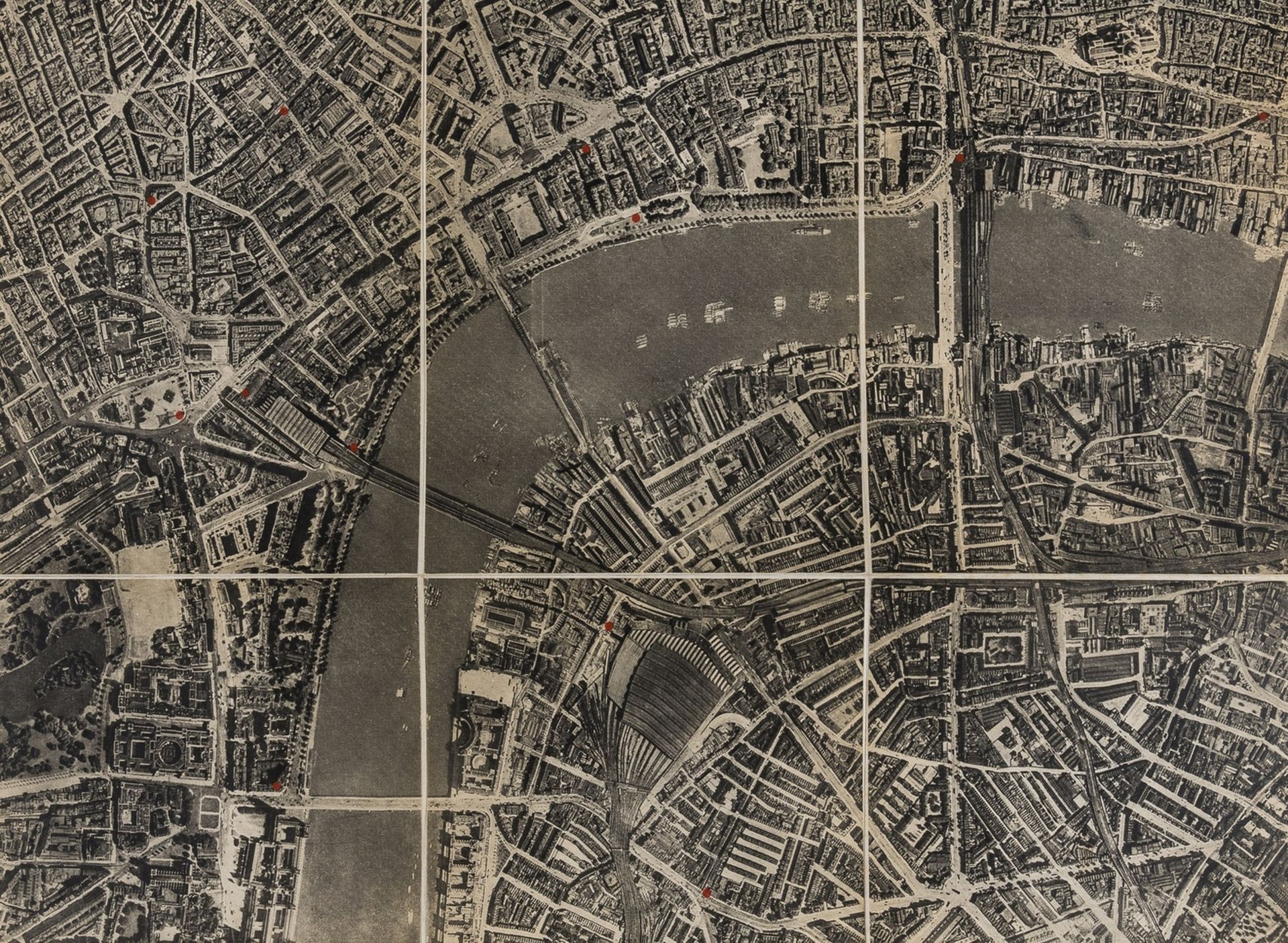 London.- Aerial view of Central London, folding photographic view, original cloth, 1927.