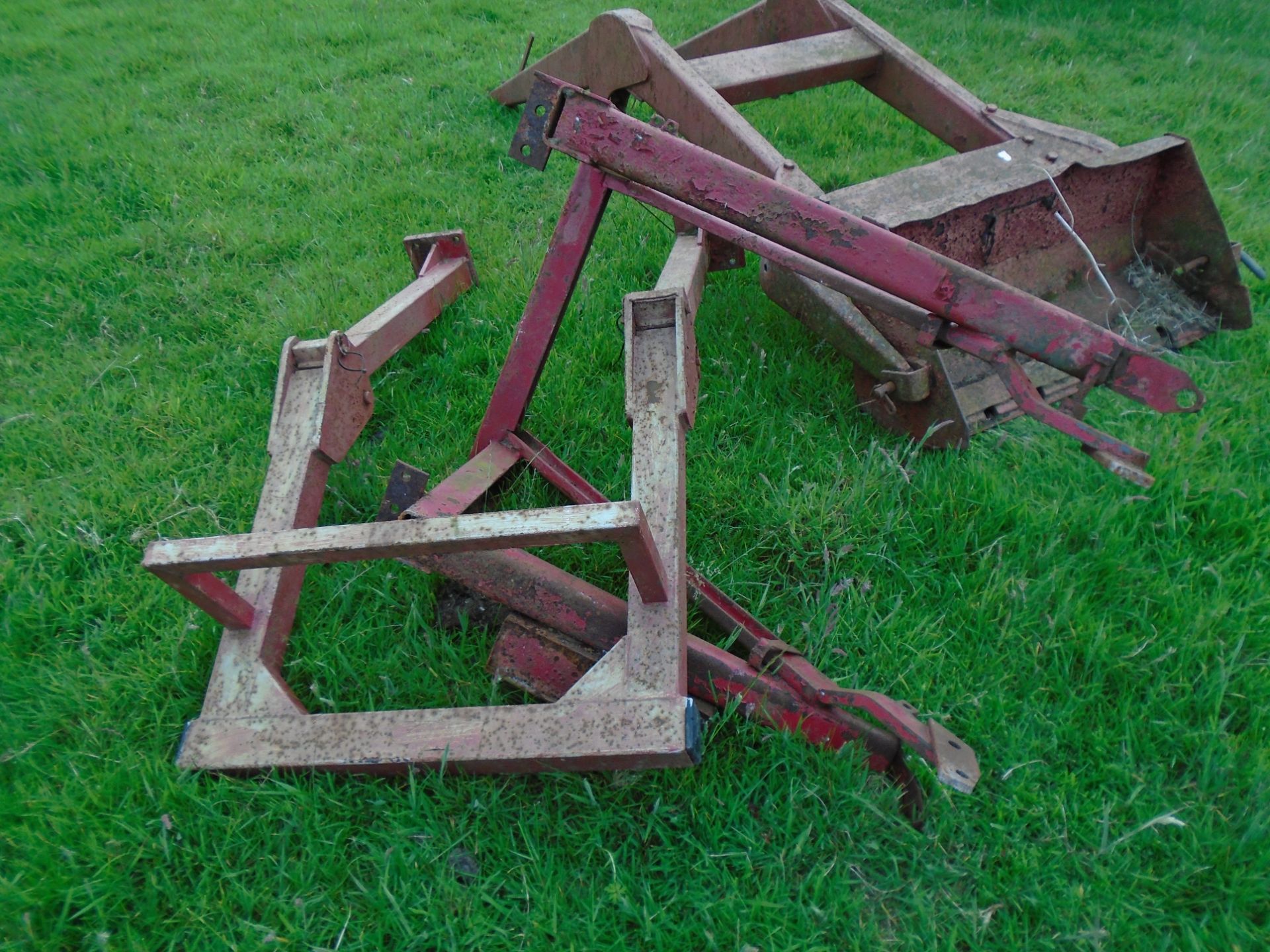 Muck loader & roll bar for International B275 - Image 2 of 2