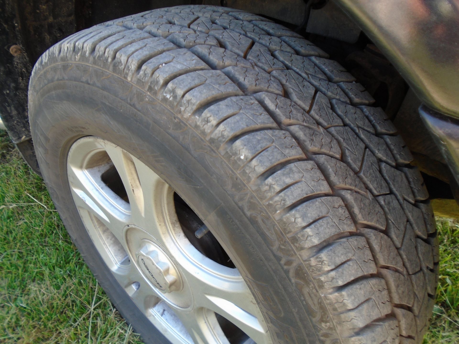 2006 Isuzu Rodeo pickup with canopy, YD06 MHM, 3.0l diesel, 126,500 miles, recent new tires, 10 - Image 3 of 8