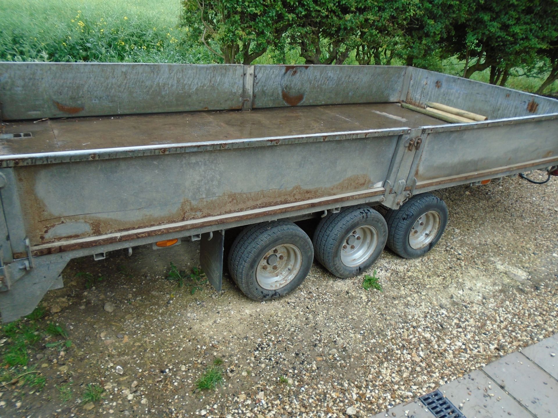 Graham Edwards 13' flatbed trailer, drop sides & vehicle ramps - Image 2 of 2