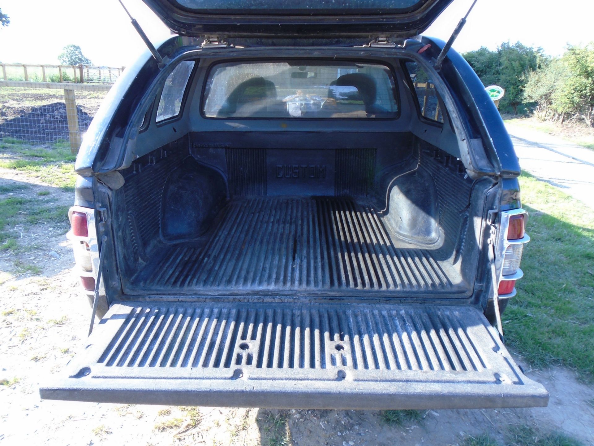 2006 Isuzu Rodeo pickup with canopy, YD06 MHM, 3.0l diesel, 126,500 miles, recent new tires, 10 - Image 8 of 8