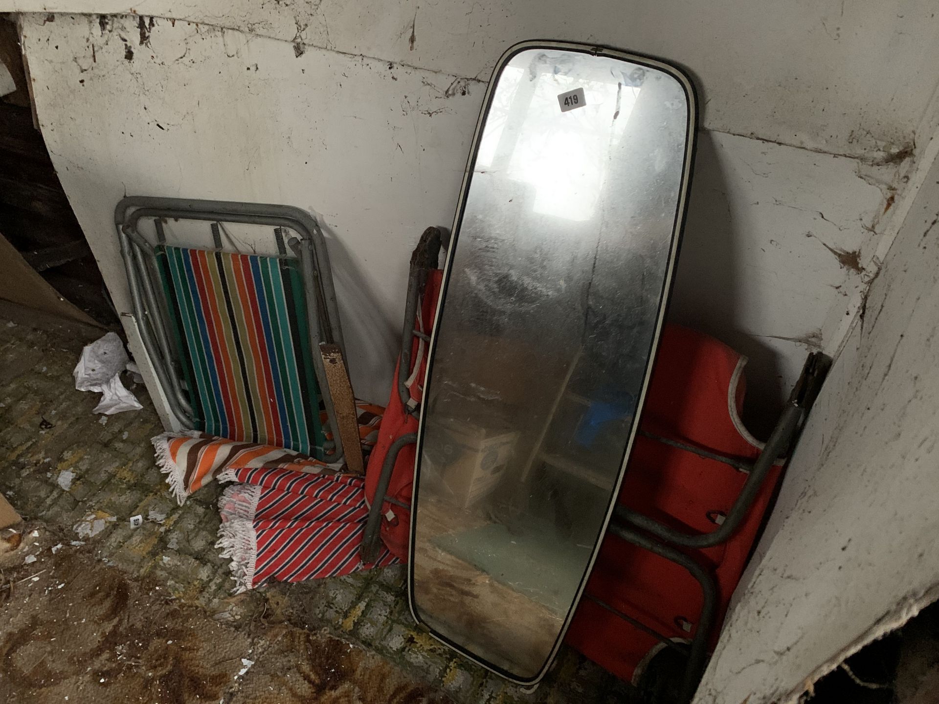 2 folding chair and mirror