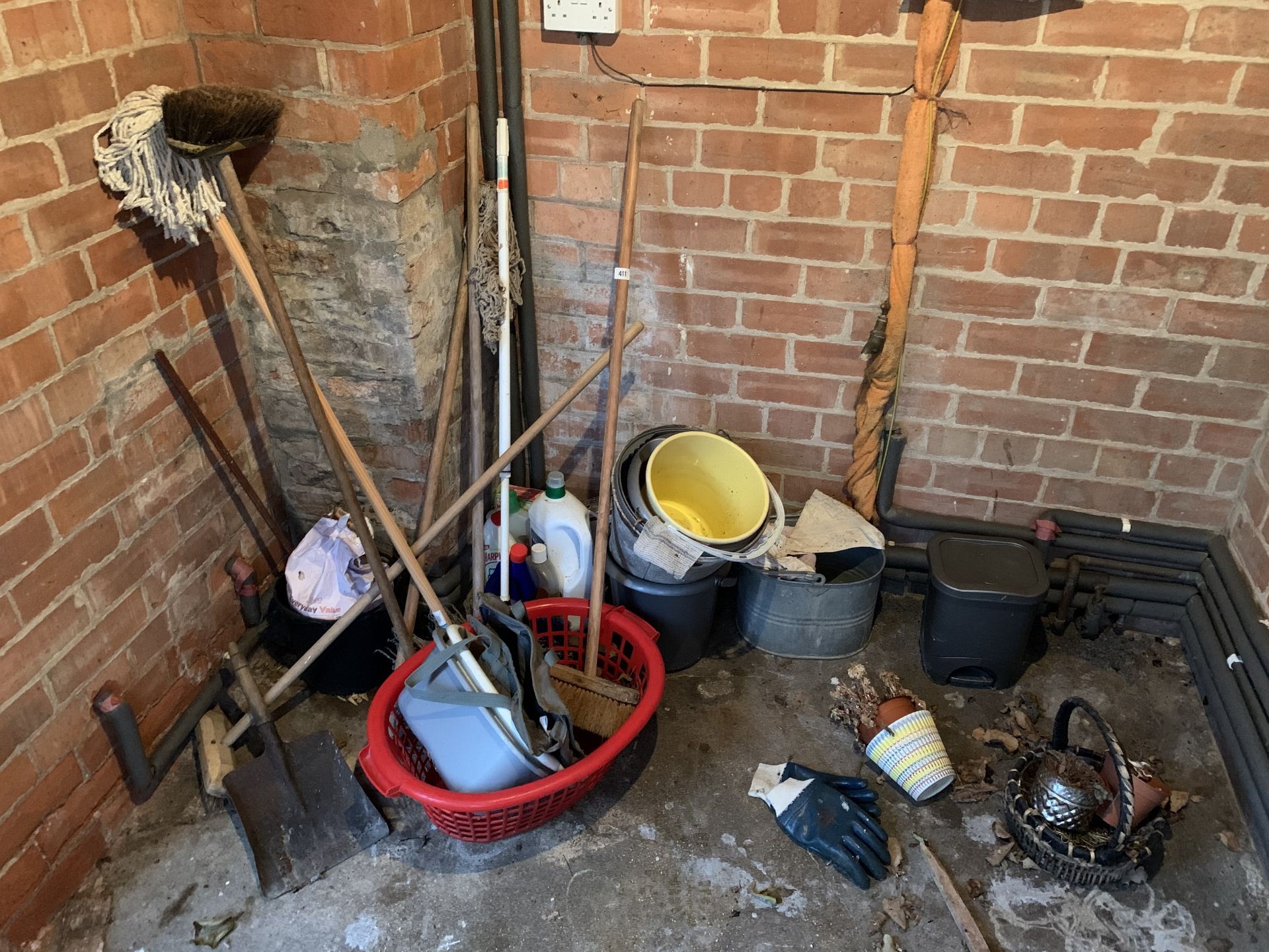 Mops, brushes, buckets etc