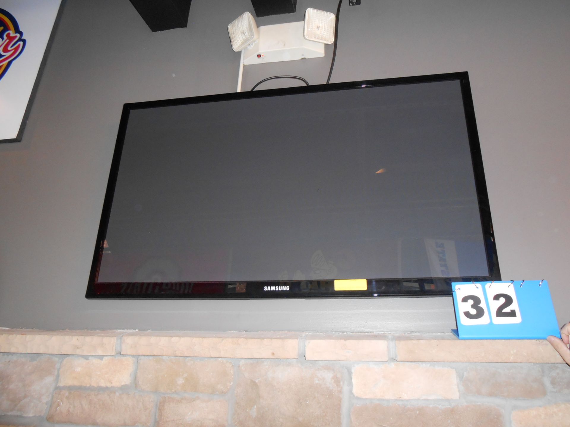 Samsung 50" Flat Screen TV w/Wall Mount