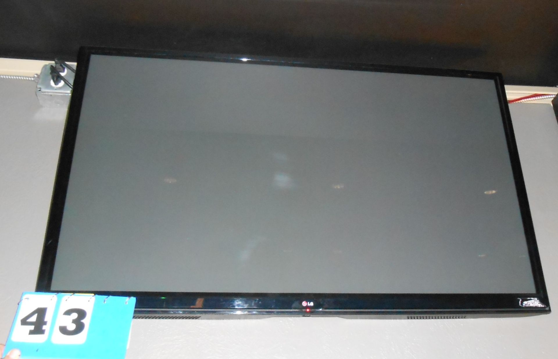 LG 50" Flat Screen TV w/Wall Mount