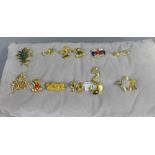 A collection of 12 gilt metal costume jewellery brooches (12)