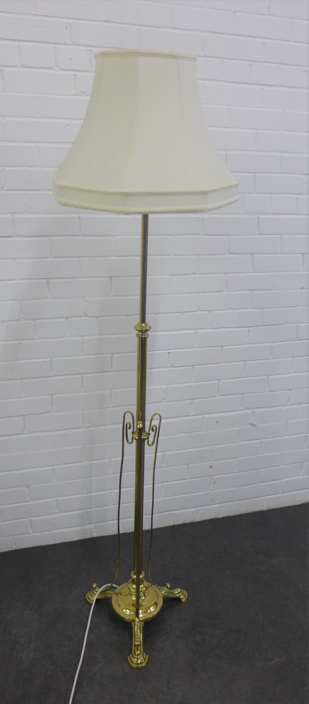 Brass standard lamp on tripod feet, 150 cm