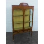 Edwardian mahogany display cabinet with two fabric lined and shelved interior over two short