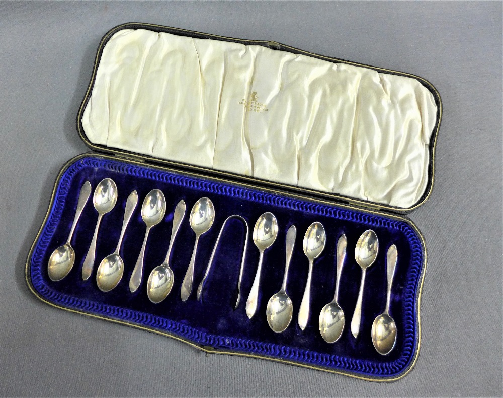 George V set of twelve silver teaspoons with matching sugar tongs, London 1913, in fitted case