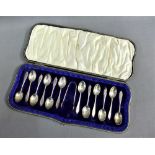 George V set of twelve silver teaspoons with matching sugar tongs, London 1913, in fitted case