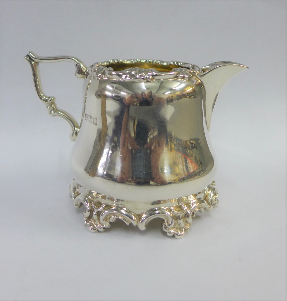 Edwardian silver gilt cream jug, Sheffield 1905, 7cm high