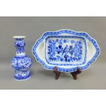Blue and white vase, 17cm high, together with a chinoiserie rectangular dish, (2)