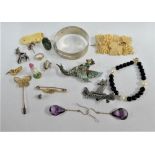 A collection of gold and silver jewellery to include a 9 carat gold brooch and boot pendant, jadeite