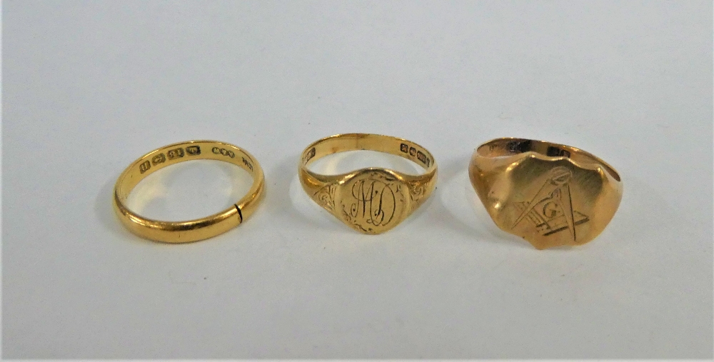 Gents 9 carat gold Masonic ring together with an 18 carat gold wedding band and a 9 carat gold