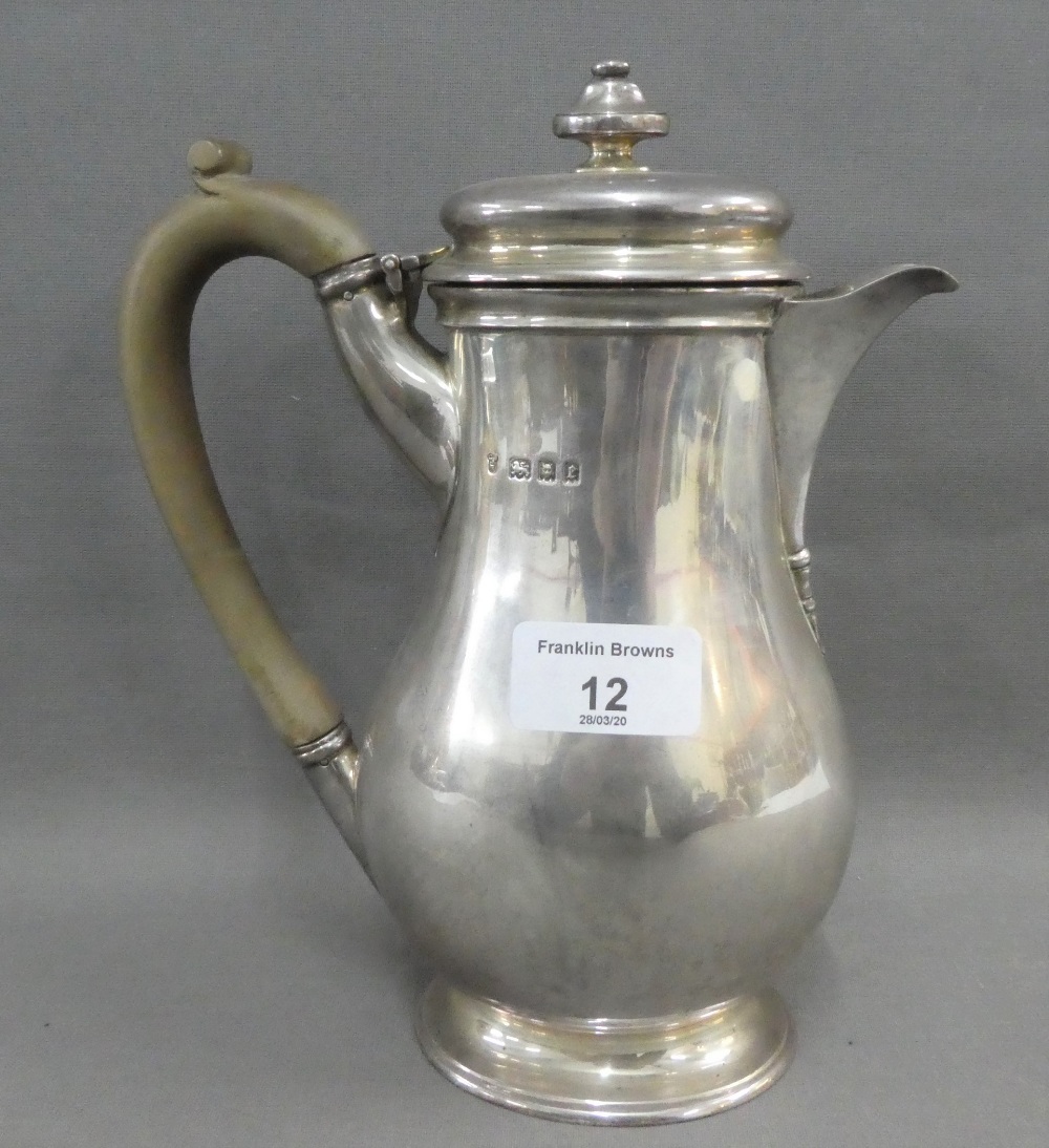 George V silver coffee pot, Harris & Sons Ltd, London 1920 with fruitwood handle and oval footrim,