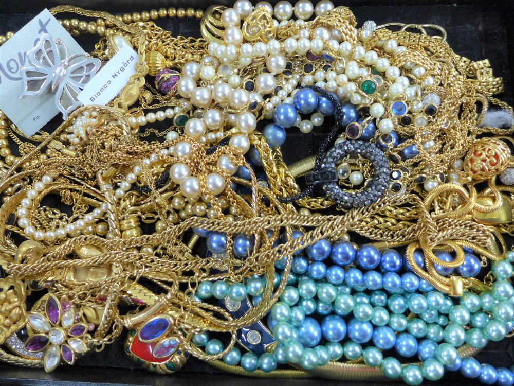 A large quantity of costume jewellery to include necklaces, brooches and clip on earrings, etc - Image 2 of 7