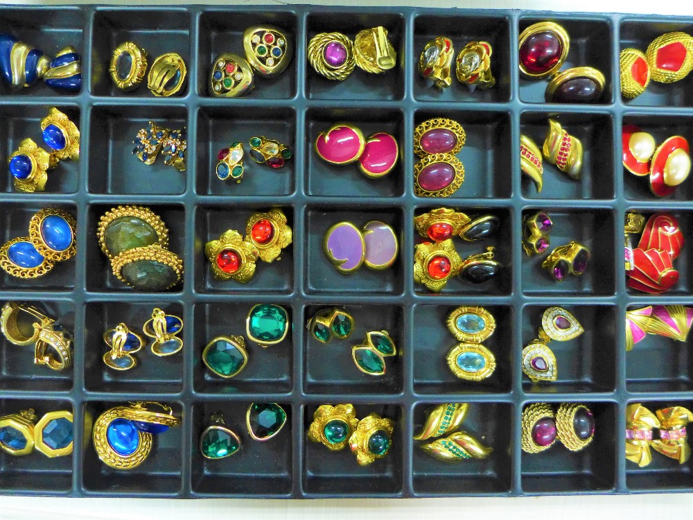 A large quantity of costume jewellery to include necklaces, brooches and clip on earrings, etc - Image 4 of 7