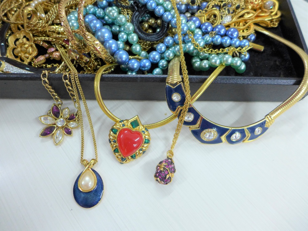 A large quantity of costume jewellery to include necklaces, brooches and clip on earrings, etc - Image 3 of 7