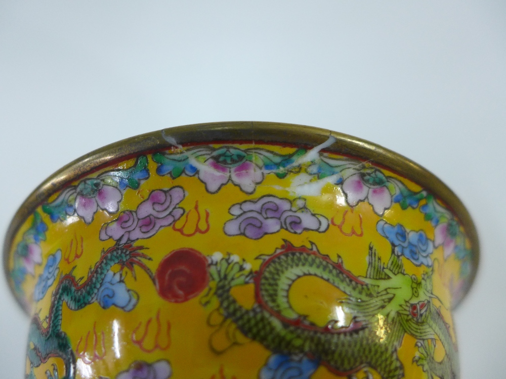 20th century yellow enamelled porcelain stem cup, in dragon pattern, with brass rims, 9 x 12cm (a/f) - Image 3 of 6