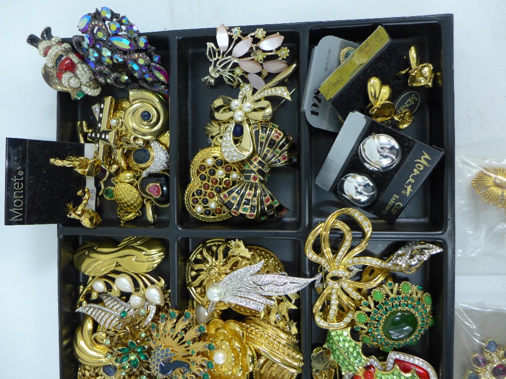 A large quantity of costume jewellery to include necklaces, brooches and clip on earrings, etc - Image 6 of 8