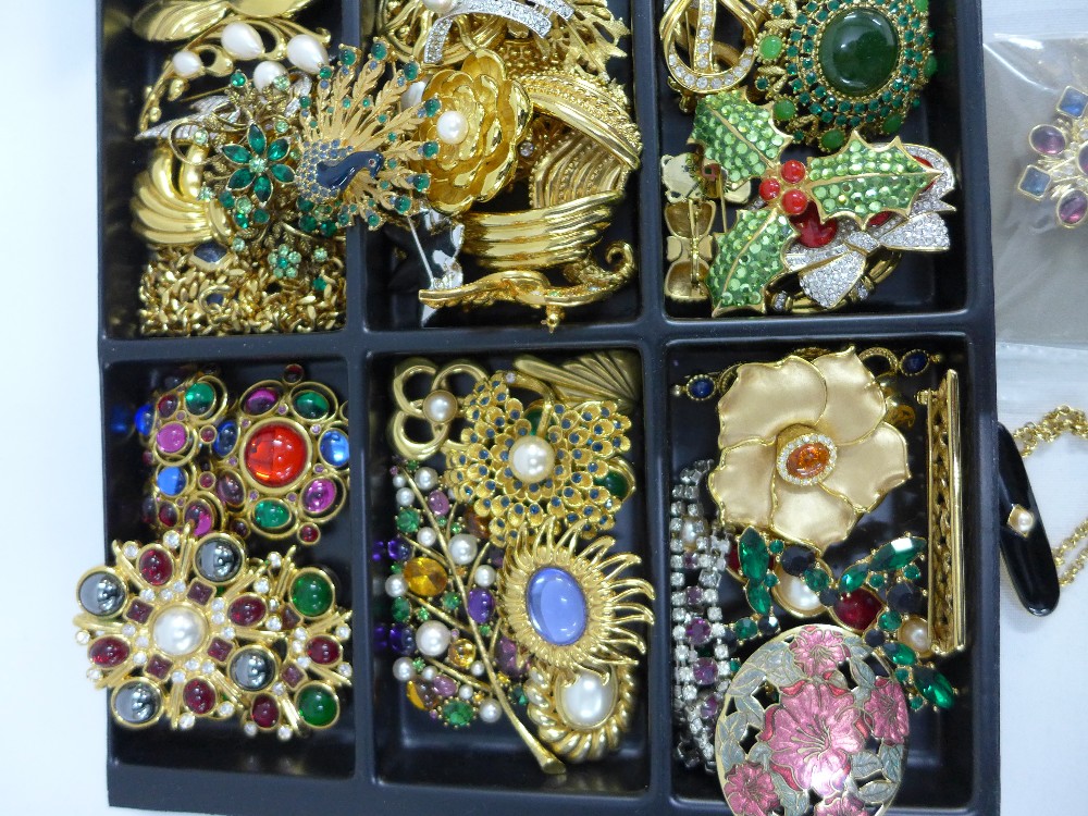 A large quantity of costume jewellery to include necklaces, brooches and clip on earrings, etc - Image 5 of 8