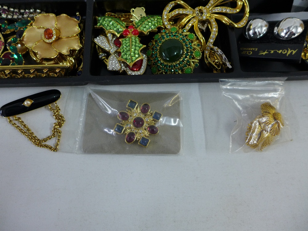 A large quantity of costume jewellery to include necklaces, brooches and clip on earrings, etc - Image 7 of 8