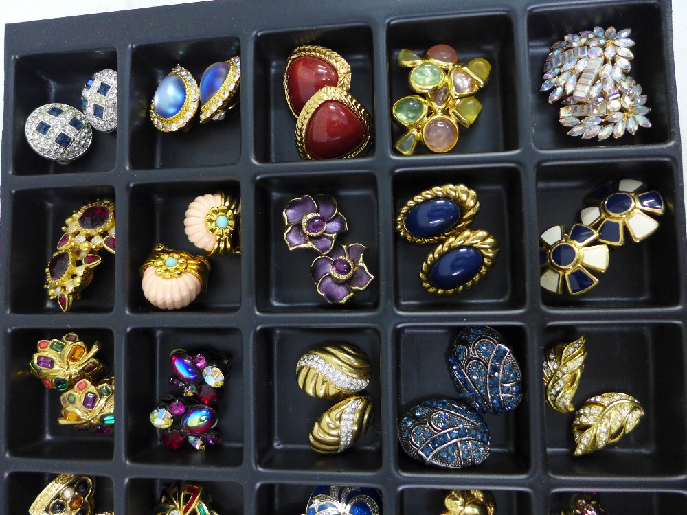 A large quantity of costume jewellery to include necklaces, brooches and clip on earrings, etc - Image 8 of 8