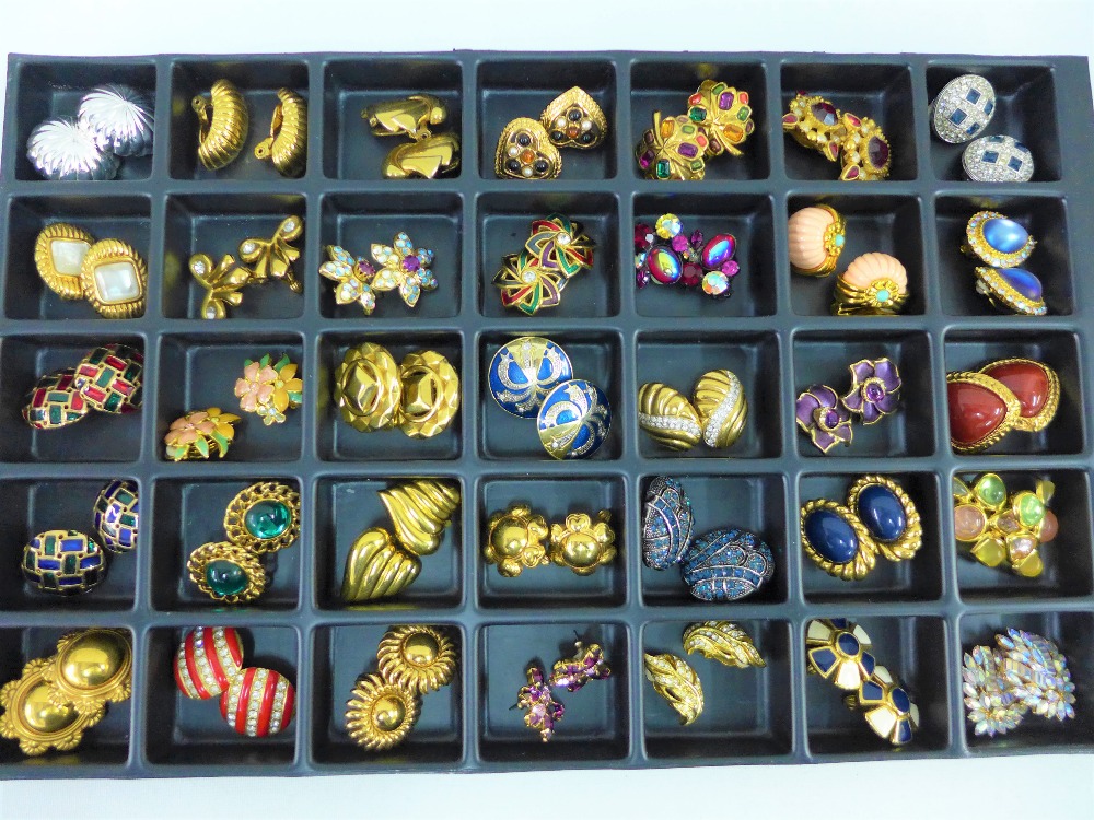 A large quantity of costume jewellery to include necklaces, brooches and clip on earrings, etc - Image 2 of 8