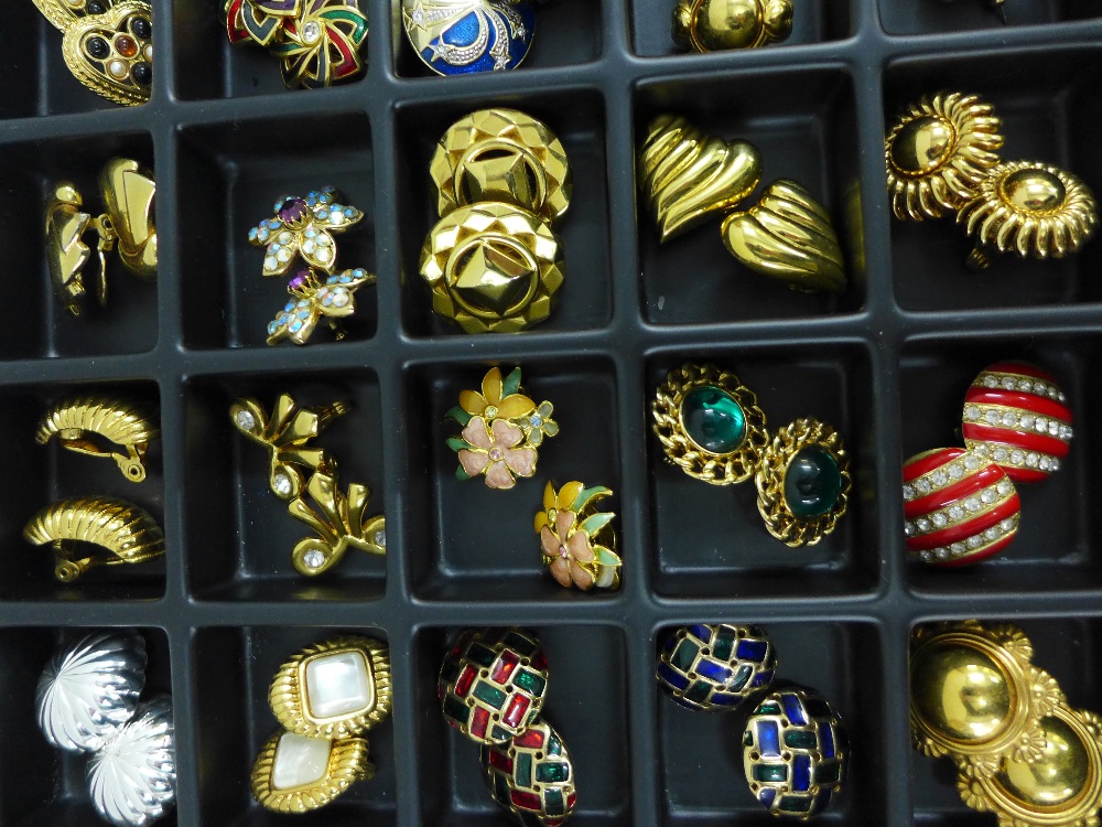 A large quantity of costume jewellery to include necklaces, brooches and clip on earrings, etc - Image 3 of 8