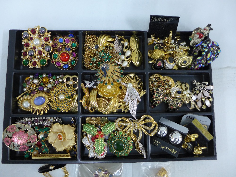 A large quantity of costume jewellery to include necklaces, brooches and clip on earrings, etc - Image 4 of 8