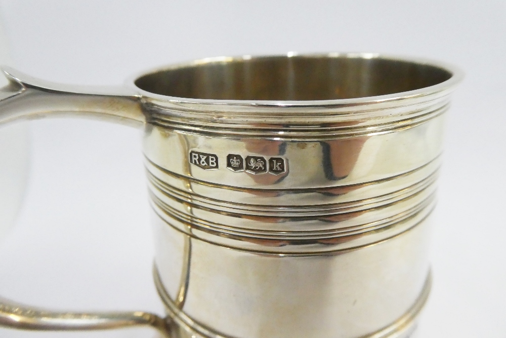 Georgian style silver mug, Roberts & Belk, Sheffield 1927, of slight tapering form with threaded - Image 3 of 3