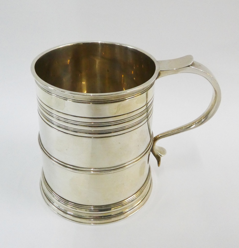 Georgian style silver mug, Roberts & Belk, Sheffield 1927, of slight tapering form with threaded - Image 2 of 3